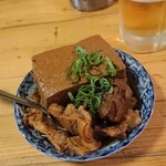 Taishuu Sakaba Bi-Toru - 肉豆腐 税込550円。肉と豆腐に汁が染み込んでて美味しい。