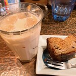タイニーカフェ - アイスチャイ・バナナケーキ