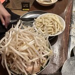 ハッピー工場 - ニンニクマシマシラーメンもんじゃ