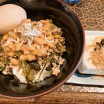 タイニーカフェ - 納豆丼煮卵付き・冷奴