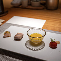 Metis 六本木 - 宴のはじまり（アカマチ・カルパッチョ、　和牛タン・フォアグラルクルス、イタリア・マントヴァ産メロンのガスパチョ、鮎のパテ・スイカジュレ）