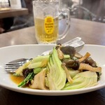 四川 郷土菜 シャンバァロウ - 青梗菜とキノコの薄塩炒め 1050円