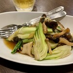 四川 郷土菜 シャンバァロウ - 青梗菜とキノコの薄塩炒め 1050円