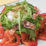 Crispy bacon and mizuna salad with poached egg