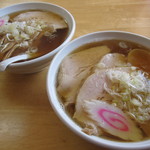 手前は「嫁さん」ﾁｮｲｽの『チャーシューメン』