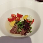 ラ・メール - 大地の恵み　松坂牛のローストビーフとトマトのジュレソース　ペアリングのワインはオレンジワイン　ノンアルコールはオレンジとハーブウォーター　飲み物が美味しすぎ