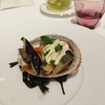 ラ・メール - 低温調理とフリットの２種の鮑を味わう。ソースと併せて味わいの変化を楽しむ。貝殻の下のわかめも美味しくいただく。