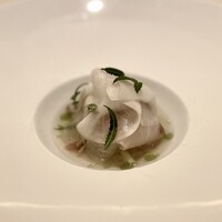 cepages - 縞鯵 白加賀梅 コブミカン 胡瓜 生姜 トマトコンソメ 煎り酒 レモンマリーゴールド