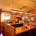 Sekaino Yamachan - 明るい店内でお食事もお酒も進むこと間違いなしです！