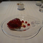 レストラン イリエ ル ジョワイユー - フランボワーズと青森県産富士リンゴ　“タルトタタン“シナモンのアイスクリームに花穂紫蘇を散りばめて