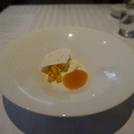 レストラン イリエ ル ジョワイユー - ソーテルヌの香る京都府産冨有柿のマリネ　オレンジとマジョラムの爽やかなアロマ　北海道産マスカルポーネのクレーム