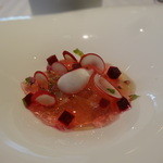 北海道産秋刀魚の軽いマリネと群馬県産焼茄子のムース　燻製オイルを絡めたトマトのジュレ