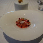 北海道産秋刀魚の軽いマリネと群馬県産焼茄子のムース　燻製オイルを絡めたトマトのジュレ