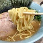 横濱ラーメン あさが家 - 酒井製麺の中太麺。