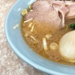 横濱ラーメン あさが家 - バランスが良く旨味の強いスープ。