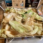 健ちゃん食堂 - 食べ頃に煮焼き上がった状態。野菜の下に肉があります。赤みそだれの具材で、ご飯がすすみます。