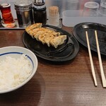 ラーメン横綱 - 餃子2人前(黒豚餃子・ぴり辛餃子)と白ごはん大 