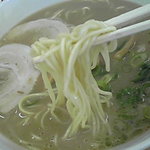 中華そば一久 - 麺は中細麺ストレート。このスープならこの麺はガチだな。