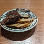 豆皿料理・酒 そばまえ - お通し330円、鰊の煮物(2023年8月)