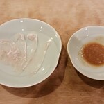 鮨あおき - ひらめの薄造りをカワハギの肝醤油で