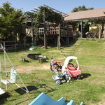 瑞香園 - お店の後ろは、ミニ公園になっており、その中にミニ動物園もあります。