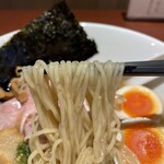 酒肴場 屯 - 全粒粉入りの細麺はツルパツ食感で風味良し