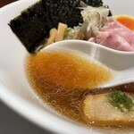 酒肴場 屯 - 淡麗ながらしっかりした煮干しの旨みと津軽醤油のまろやかさが堪能出来る一杯