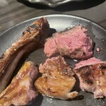 ジンギスカン 馬肉 もつ鍋 山王 - 解体されたラムチョップ