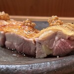 根津 焼鳥 照隅 - 皮目はパリッと、身はめちゃくちゃジューシーです！