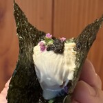 根津 焼鳥 照隅 - 金柑にキャビア海苔は良く見かけますが、照隅さんはそれじゃただの真似事とばかりに金柑を湯葉で包んじゃいます！流石ですねぇ　拍手‼︎