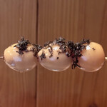 根津 焼鳥 照隅 - 普通のうずらだけでも手が掛かるのですが、漬けにしてオマケにトリュフ迄掛かってます！食べずとも美味いのが想像出来ますよねぇ笑笑