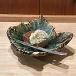 根津 焼鳥 照隅 - 白レバーキャラメリーゼ、パルフェ生クリーム乗せ