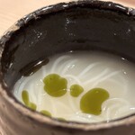 登喜和鮨 - 舎利に使用する新発田の湧水を 　甘鯛頭と骨で炊いた白湯スープに 　県産米粉麺とお茶オイル
