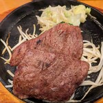 Sumibiyaki Suteki Kuroushi - 和牛ザブトンステーキ御膳。1,650円なり
                        
                        火が通りすぎると嫌なので
                        モヤシいらねーって言わなかった
                        食わないので申し訳ないが