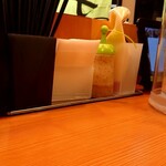 Karayoshi - テーブル。