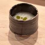 登喜和鮨 - 舎利に使用する新発田の湧水を 　甘鯛頭と骨で炊いた白湯スープに 　県産米粉麺とお茶オイル