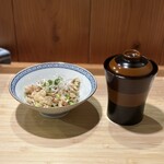 根津 焼鳥 照隅 - 鶏そぼろご飯、鶏スープ