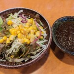 Sumibiyaki Suteki Kuroushi - サラダとステーキソース
                        宮のタレから酸味を引いたようなソース
                        正直、良い肉には勿体ないかも