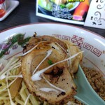 中華麺房 東龍 - 「炙りチャーシュー」蓮華リフト⤴️