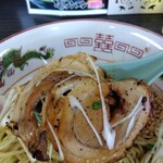中華麺房 東龍 - 「炙りチャーシュー」蓮華リフト⤴️東龍さんのチャーシュー♬旨し♥️(^O^)/