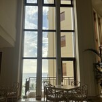 ザ・ブセナテラス クラブラウンジ - 天井が高く大きい窓から明るいひかり