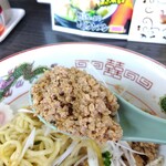 中華麺房 東龍 - 「ピリ辛そぼろ」蓮華リフト⤴️