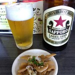 中華麺房 東龍 - サッポロラガー瓶ビールが冷え❄冷え❄グラスと「サービスおつまみ」を従え着瓶＼(^o^)／