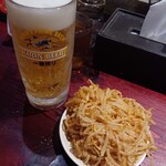 麺龍 炎の杜 - まずはビール。セルフのもやしはそのままおつまみに。ラーメンにもトッピングして楽しめました。