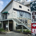 Pyeru - 道路側からレストランの全体像