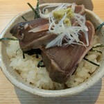 拉麺開花 - ミニライスにカツオを乗せた丼。スープをかけても美味しい