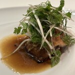 メイ - 仏産フォアグラのポワレ、アナゴ、ワサビ、白髪ネギ、ハーブ。