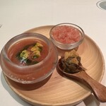 メイ - ・トマトのガスパチョ、ジャガイモのチップス、スイカのジュレ
      ・ナス、タマネギ、ベーコン、茗荷のピクルス