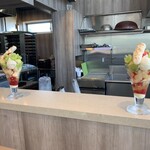 シエルブルー - シャインマスカットとピーチメルバのパフェ