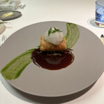 メイ - ❻和歌山県産の鮎、ホタテのムース、ウルカをメークインで包んで揚げたもの。